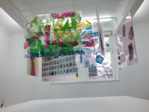 Installation aus 8 individuell gestalteten Acrylglas-Scheiben, div. Material 2022