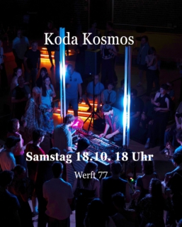 KODA KOSMOS 
Elektronische Musik & audioreaktive Lichtinstallation
Samstag, 18.10.2025, 18 Uhr

Pulsierende Bässe, flinke Beats, hypnotische Flächen und organische Melodien – Koda Kosmos erschafft einen musikalischen Kosmos aus Kabeln und Synthesizern.

Das Duo performt seine Tracks live und nimmt das Publikum mit auf eine Expedition durch verschiedene Sphären elektronischer Musik. Analoge Sounds treffen auf digitale Texturen, mit einer Prise Chaos.

Die audioreaktive Lichtinstallation bringt Raum, Menschen und Musik in Einklang und erweitert das Spektrum der Performance visuell.

Vorbeikommen lohnt sich – und dabei lässt sich auch die laufende Ausstellung „Stadt am Fluss – Stadt im Fluss“ entdecken.

Werft 77, Reisholzer Hafen Eintritt frei

📸Credit_Erik_Saalbach

@koda.kosmos @vddk @tankstelleprojektraum

Chemnitz 2025 - Kulturhauptstadt Europas

#StadtImFluss #KodaKosmos #ElektronischeMusik #LiveElektronik  #Werft77 #ReisholzerHafen #Chemnitz2025 #vddk