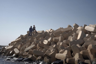 DARIA NAZARENKO & MOISE DAOUDA FALL 
Tanz zwischen Kontinenten
Sonntag, 19.10.2025, 15 Uhr

Ein echtes Highlight: Daria Nazarenko und Moïse Daouda Fall suchen nach alternativen Formen der Zusammenarbeit zwischen zwei Kontinenten, die durch postkoloniale Geschichte und unterschiedliche Vorstellungen von Gleichberechtigung geprägt sind.

Sie stammen aus nicht-akademischen Tanzkontexten und konzentrieren sich auf eine Kunstform, die als Wissensvermittlerin neue Perspektiven auf die Gesellschaft eröffnet und als gemeinsames Ritual gelebt werden kann.

Für sie verkörpern die Tänze, die sie aus der Straßenkultur gelernt haben, weit mehr als Bewegung: Diese Schritte tragen ein Zuhause in sich, eine Geschichte, ein Handwerk, eine Wunde. Sie tragen die Hitze des Äquators und sibirische Wälder, den Widerstand, eine Bibliothek ungeschriebener Geschichten. 

Sie tragen Brüche und Land, neue Formen und Strömungen. Sie tragen Schwesternschaft, Gemeinschaft, Einzelkämpfe – und schaffen damit Verbindungen, die über Grenzen hinausgehen.

Vorbeikommen lohnt sich – auch die laufende Ausstellung „Stadt am Fluss – Stadt im Fluss“ lässt sich entdecken.

Werft 77, Reisholzer Hafen Eintritt frei

@vddk @tankstelleprojektraum
Chemnitz 2025 - Kulturhauptstadt Europas
#StadtImFluss #Tanz #Werft77 #ReisholzerHafen #Chemnitz2025 #vddk