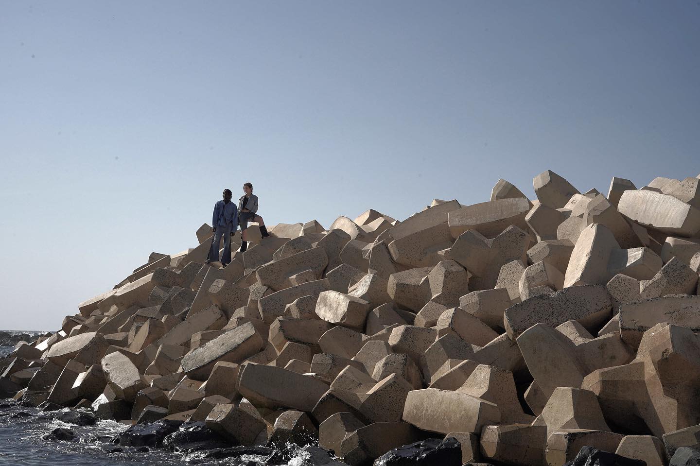 DARIA NAZARENKO & MOISE DAOUDA FALL 
Tanz zwischen Kontinenten
Sonntag, 19.10.2025, 15 Uhr

Ein echtes Highlight: Daria Nazarenko und Moïse Daouda Fall suchen nach alternativen Formen der Zusammenarbeit zwischen zwei Kontinenten, die durch postkoloniale Geschichte und unterschiedliche Vorstellungen von Gleichberechtigung geprägt sind.

Sie stammen aus nicht-akademischen Tanzkontexten und konzentrieren sich auf eine Kunstform, die als Wissensvermittlerin neue Perspektiven auf die Gesellschaft eröffnet und als gemeinsames Ritual gelebt werden kann.

Für sie verkörpern die Tänze, die sie aus der Straßenkultur gelernt haben, weit mehr als Bewegung: Diese Schritte tragen ein Zuhause in sich, eine Geschichte, ein Handwerk, eine Wunde. Sie tragen die Hitze des Äquators und sibirische Wälder, den Widerstand, eine Bibliothek ungeschriebener Geschichten. 

Sie tragen Brüche und Land, neue Formen und Strömungen. Sie tragen Schwesternschaft, Gemeinschaft, Einzelkämpfe – und schaffen damit Verbindungen, die über Grenzen hinausgehen.

Vorbeikommen lohnt sich – auch die laufende Ausstellung „Stadt am Fluss – Stadt im Fluss“ lässt sich entdecken.

Werft 77, Reisholzer Hafen Eintritt frei

@vddk @tankstelleprojektraum
Chemnitz 2025 - Kulturhauptstadt Europas
#StadtImFluss #Tanz #Werft77 #ReisholzerHafen #Chemnitz2025 #vddk