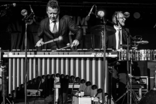 LEX EAZY & THE MAMBO CLUB Latin Jazz Live
Samstag, 25.10.2025, 17 Uhr

New York Jazzclub-Flair in der Werft!

Das vorletzte Highlight zur Ausstellung „Stadt am Fluss – Stadt im Fluss“ – und die Band bringt den Sound der 50er & 60er Jahre an den Rhein.

Seit 2002 lässt das Düsseldorfer Sextett die Musik des legendären Vibraphonisten Cal Tjader aufleben. Entspannte Cha Cha Chas, Bossas, Mambos und zeitlose Sambas – gespielt mit Leidenschaft und einer ordentlichen Portion Groove.

Aktuell widmet sich die Band mit viel Schwung der Fernsehmusik der 70er & 80er Jahre. Mit dabei: der großartige Jazzklarinettist Holger Werner aus Köln, der das einzigartige Klangspektrum der Band erweitert.

Line-up: Alexander Maczewski - Vibraphon Kay Vester - Timbales Thomas Debler - Piano Thomas Kukulies - Congas Matthias Bangert - Kontrabass Holger Werner - Klarinette

Die Ausstellung läuft weiter – Musik, Kunst und Atmosphäre am Rhein.

Werft 77, Reisholzer Hafen Eintritt frei

@vddk @tankstelleprojektraum

Chemnitz 2025 - Kulturhauptstadt Europas
#StadtImFluss #LatinJazz #LexEazy #MamboClub #Werft77 #Chemnitz2025 #vddk