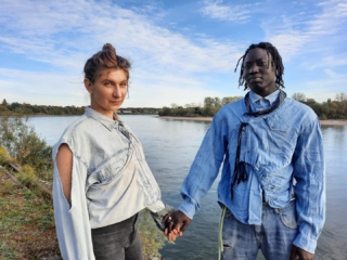 RÜCKBLICK & AUSBLICK Stadt am Fluss / Stadt im Fluss

Danke an alle Künstler:innen und Besucher:innen – die bisherigen Wochenenden in der Werft waren großartig!

Auch dieses Mal wieder zwei besondere Veranstaltungen:

Am Samstag nahm Koda Kosmos das Publikum mit auf eine Expedition durch elektronische Musik – pulsierende Bässe, hypnotische Flächen und audioreaktive Lichtinstallation inklusive.

Am Sonntag zeigten Daria Nazarenko & Moïse Daouda Fall ihr Happening – Bewegung, die Verbindungen über Grenzen schafft. Ihre Schritte tragen Geschichten, Widerstand und Gemeinschaft, von der Hitze des Äquators bis zu sibirischen Wäldern. Dabei nahmen sie auch Bezug auf die Kunstwerke der Ausstellung.

Das Rahmenprogramm zur Ausstellung „Stadt am Fluss – Stadt im Fluss“ läuft weiter – die Ausstellung und kommende Events lohnen sich!

Video: Ausschnitt aus „Used Whistles 2025“ – einer früheren Performance von Daria Nazarenko & Moïse Daouda Fall
… sowie Video Koda Kosmos von Samstag. 

Nächstes Wochenende: Das Finale der Event-Reihe – ein letztes Mal. Mit Latin Jazz und Soundperformance in der Werft!

Werft 77, Reisholzer Hafen
@daria___nazarenko 
@koda.kosmos @vddk @tankstelleprojektraum
Chemnitz 2025 - Kulturhauptstadt Europas
#StadtImFluss #KodaKosmos #Happening #Werft77 #Chemnitz2025 #vddk