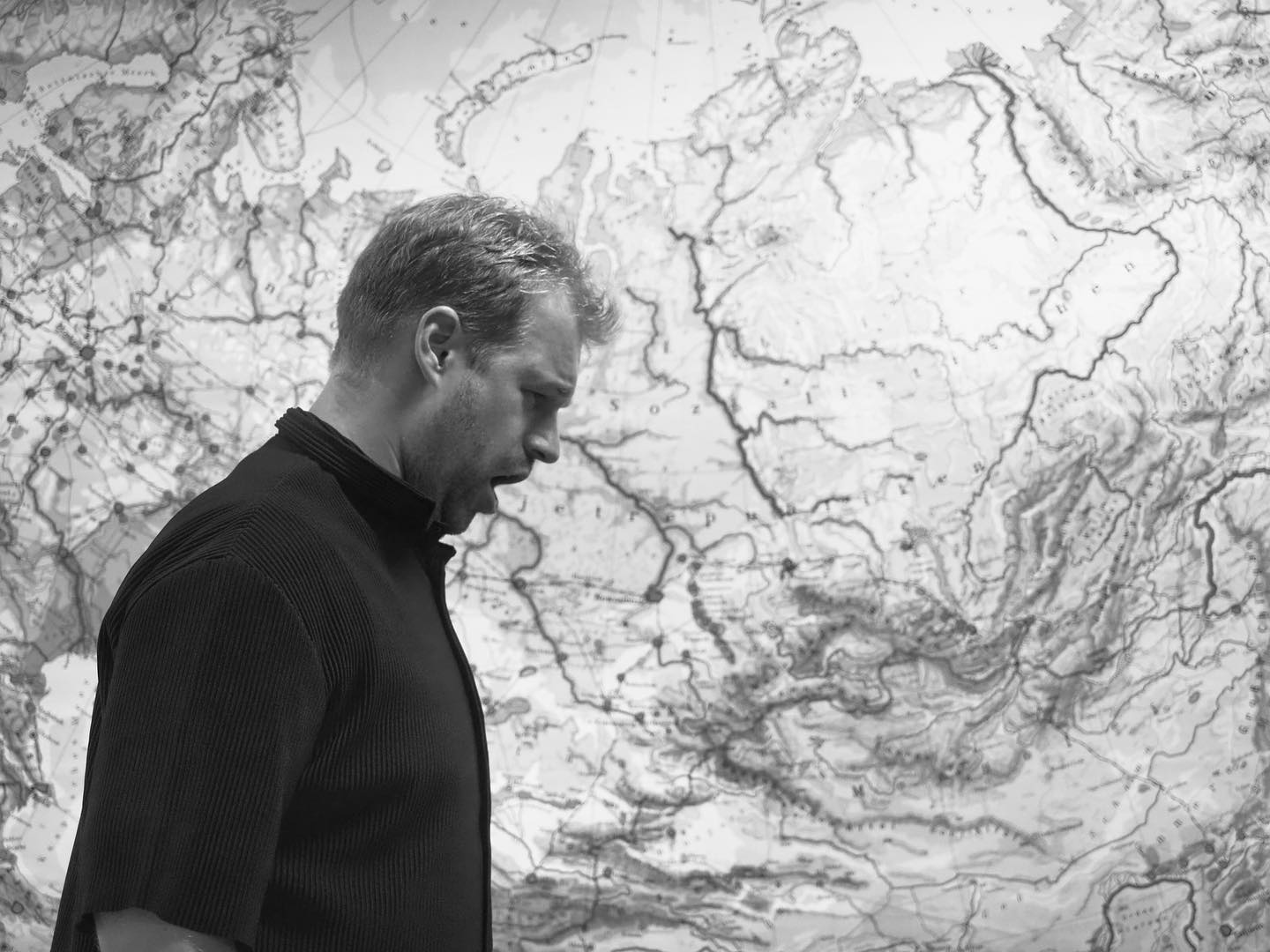 HUMAN ECHO Soundconcept by Thomas Huy & Dorian Eikenberg
Sonntag, 26.10.2025
14 Uhr: Finissage 15 Uhr: Human Echo

Das finale Highlight zur Ausstellung „Stadt am Fluss – Stadt im Fluss“!

In diesem Performancekonzept wird ein akustischer Raum eröffnet, der sich zwischen den Realitäten von Sound/Musik und Klang/Geräusch bewegt. Darin befinden und begegnen sich Zuschauer:innen und Performer. Stimme trifft auf elektronischen Sound.

Thomas Huy arbeitet als Sänger/Performer von klassischer Oper bis zu interdisziplinären Konzepten zwischen Konzert, Musiktheater, Tanz und Performance. 

Dorian Eikenberg arbeitet zwischen Informatik und Sound und kreiert Sounds/Musik für Konzert und Performance.

Kommt zur Finissage und erlebt anschließend Human Echo – der Abschluss der Ausstellung.

Werft 77, Reisholzer Hafen Eintritt frei

@vddk @tankstelleprojektraum

Chemnitz 2025 - Kulturhauptstadt Europas
#StadtImFluss #HumanEcho #Finissage #Soundart #Performance #Werft77 #Chemnitz2025 #vddk