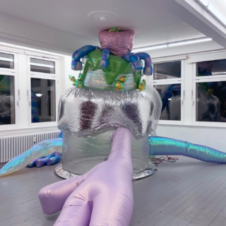 Auch an diesem Wochenende noch zu sehen : 

GRAVITATIONAL LENSING. 중력렌즈효과
HYEPAK @hyepak_ + ANNA SARAH LEVINE  @anna__levine 

Die Fähigkeit von massiven Objekten im Universum, das Licht im sie umgebenden Raum zu krümmen, wird als Gravitationslinseneffekt bezeichnet. Dieses astronomische Phänomen verleiht einer Vordergrundgalaxie die Eigenschaft einer Linse und ermöglicht dadurch einen tiefergreifenden Einblick in den weiten Kosmos. Eine ansonsten verborgen gebliebene, viel ältere und weiter entfernt liegende Galaxie im Weltraum wird sichtbar, deren hochenergetischer Kern im urzeitlichen Anbeginn des Universums geschmiedet wurde.

Die ausstellenden Künstlerinnen – HYEPAK und Anna Sarah Levine teilen das Interesse an diesem astronomischen Phänomen, welches die Idee der (Un-) Sichtbarkeiten kosmischer Körper und ihrer gleichzeitigen Präsenz hervorhebt, sowie ein Verständnis von Zeit, das eine einfache Einordnung in die Kategorien von Vergangenheit, Gegenwart und Zukunft verwehrt. Beide künstlerischen Positionen beschäftigen sich daher mit einem diversen Medienspektrum, das von Installation und Textil bis hin zu Fotografie und Video reicht.