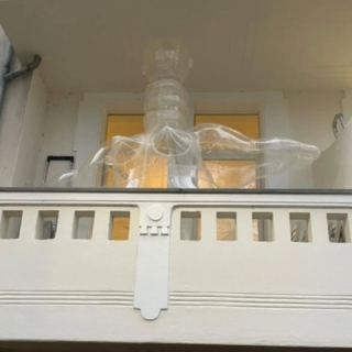 ✨ Einladung zur Finissage ✨

GRAVITATIONAL LENSING.
HYEPAK @hyepak_ 
ANNA SARAH LEVINE @anna__levine
Absolventen der Kunstakademie Düsseldorf stellen aus. 

Finissage: 02. November 2025 um 14 Uhr 
@vddk1844

Die Fähigkeit von massiven Objekten im Universum, das Licht im sie umgebenden Raum zu krümmen, wird als Gravitationslinseneffekt bezeichnet. Dieses astronomische Phänomen verleiht einer Vordergrundgalaxie die Eigenschaft einer Linse und ermöglicht dadurch einen tiefergreifenden Einblick in den weiten Kosmos. Eine ansonsten verborgen gebliebene, viel ältere und weiter entfernt liegende Galaxie im Weltraum wird sichtbar, deren hochenergetischer Kern im urzeitlichen Anbeginn des Universums geschmiedet wurde. Die ausstellenden Künstlerinnen - HYEPAK und Anna Sarah Levine teilen das Interesse an diesem astronomischen Phänomen, welches die ldee der (Un-) Sichtbarkeiten kosmischer Körper und ihrer gleichzeitigen Präsenz hervorhebt, sowie ein Verständnis von Zeit, das eine einfache Einordnung in die Kategorien von Vergangenheit, Gegenwart und Zukunft. Beide künstlerischen Positionen beschäftigen sich daher mit einem diversen Medienspektrum, das von Installation und Textil bis hin zu Fotografie und Video reicht. 

#ausstellung #exhibition #show #kunst #art #painting #malerei #zeichnung #drawing #photography #fotografie #installation #performance #artist #contemporaryartist