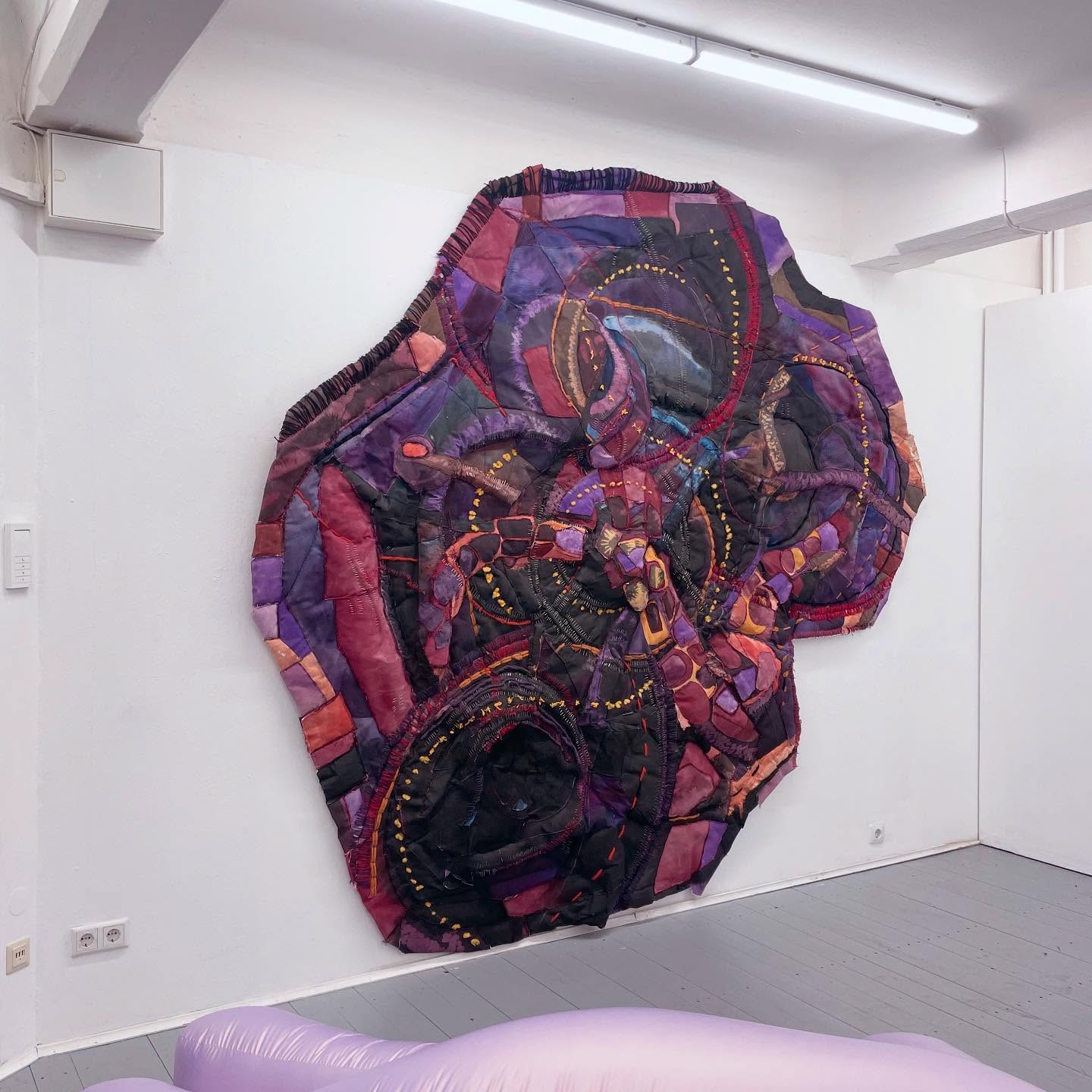 Auch an diesem Wochenende noch zu sehen : 

GRAVITATIONAL LENSING. 중력렌즈효과
HYEPAK @hyepak_ + ANNA SARAH LEVINE  @anna__levine 

Die Fähigkeit von massiven Objekten im Universum, das Licht im sie umgebenden Raum zu krümmen, wird als Gravitationslinseneffekt bezeichnet. Dieses astronomische Phänomen verleiht einer Vordergrundgalaxie die Eigenschaft einer Linse und ermöglicht dadurch einen tiefergreifenden Einblick in den weiten Kosmos. Eine ansonsten verborgen gebliebene, viel ältere und weiter entfernt liegende Galaxie im Weltraum wird sichtbar, deren hochenergetischer Kern im urzeitlichen Anbeginn des Universums geschmiedet wurde.

Die ausstellenden Künstlerinnen – HYEPAK und Anna Sarah Levine teilen das Interesse an diesem astronomischen Phänomen, welches die Idee der (Un-) Sichtbarkeiten kosmischer Körper und ihrer gleichzeitigen Präsenz hervorhebt, sowie ein Verständnis von Zeit, das eine einfache Einordnung in die Kategorien von Vergangenheit, Gegenwart und Zukunft verwehrt. Beide künstlerischen Positionen beschäftigen sich daher mit einem diversen Medienspektrum, das von Installation und Textil bis hin zu Fotografie und Video reicht.