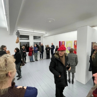 ✨ Einladung zur Finissage ✨
KOPFBLÜTEN
Annette Wirtz - Malerei @annette.wirtz
Jürgen Mester Plastik @juergen_mester
Finissage: Sonntag, 23.11.2025 von 15 - 18 Uhr mit Artist Talk um 16 Uhr @vddk1844
Moderation: Ubbo Kügler
Öffnungszeiten: Freitag, Samstag, Sonntag, 15 - 18 Uhr
Die Frage nach der Bedeutung des menschlichen Antlitzes und den Möglichkeiten seiner Darstellung in der zeitgenössischen Malerei und Plastik als traditionelle Medien hat das Werk beider Künstler*innen geprägt. Waren dabei für Annette Wirtz bisher vorwiegend weibliche Gesichter und Körper von Interesse, so ist in plastischen Werkgruppen Jürgen Mesters im Laufe der Jahre ein Alter Ego entstanden, das in unterschiedlichen Zusammenhängen befragt wird. Durch das Zusammenspiel mit vegetabilen und floralen Formen wird bei beiden neben dem klassischen Thema Porträt auch die Vanitas-Thematik aufgerufen.
#vddk1844 #ausstellung #skulptur #malerei #painting #contemporaryartist tcontemporaryart #contemporarypainting #duesseldorf #exhibition