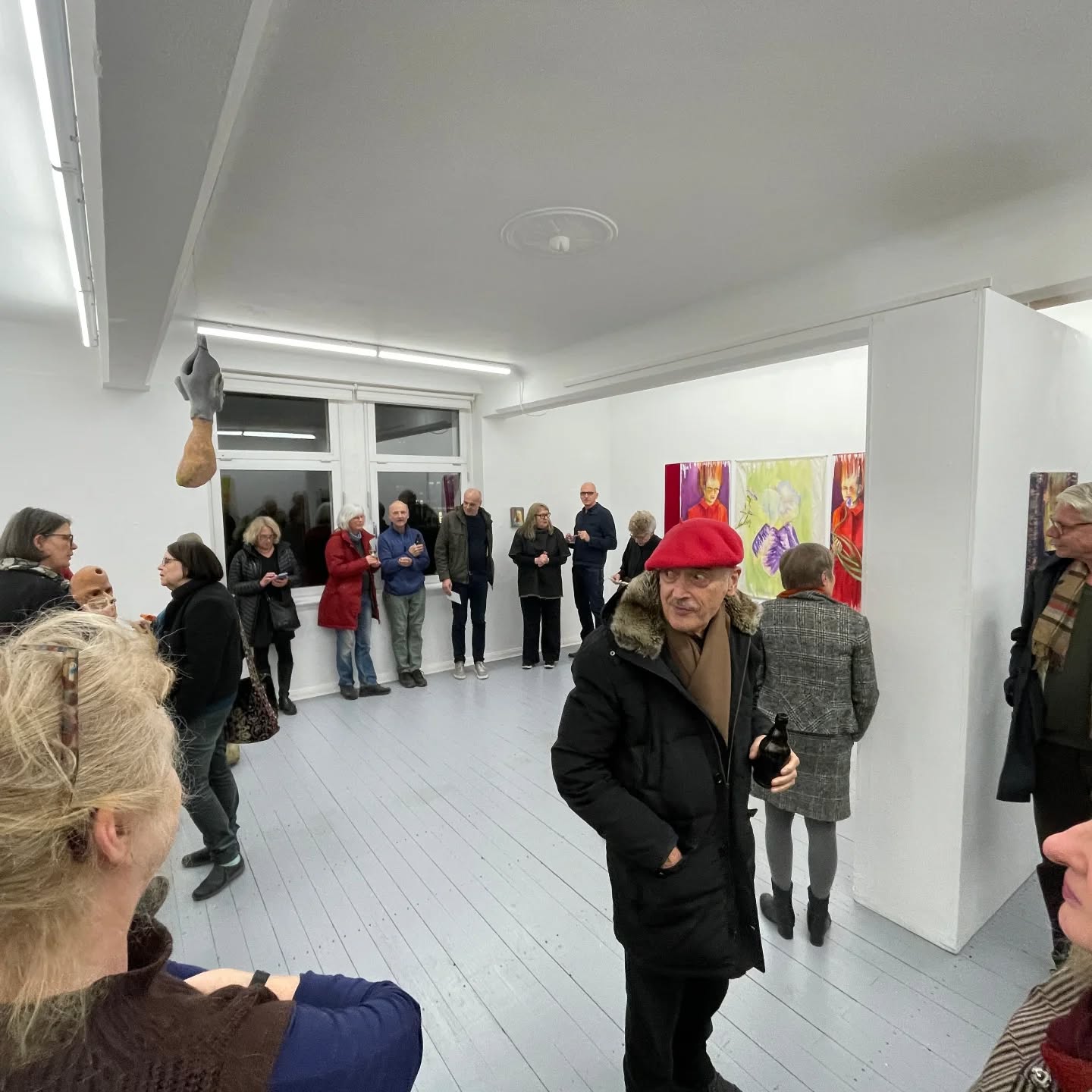 ✨ Einladung zur Finissage ✨
KOPFBLÜTEN
Annette Wirtz - Malerei @annette.wirtz
Jürgen Mester Plastik @juergen_mester
Finissage: Sonntag, 23.11.2025 von 15 - 18 Uhr mit Artist Talk um 16 Uhr @vddk1844
Moderation: Ubbo Kügler
Öffnungszeiten: Freitag, Samstag, Sonntag, 15 - 18 Uhr
Die Frage nach der Bedeutung des menschlichen Antlitzes und den Möglichkeiten seiner Darstellung in der zeitgenössischen Malerei und Plastik als traditionelle Medien hat das Werk beider Künstler*innen geprägt. Waren dabei für Annette Wirtz bisher vorwiegend weibliche Gesichter und Körper von Interesse, so ist in plastischen Werkgruppen Jürgen Mesters im Laufe der Jahre ein Alter Ego entstanden, das in unterschiedlichen Zusammenhängen befragt wird. Durch das Zusammenspiel mit vegetabilen und floralen Formen wird bei beiden neben dem klassischen Thema Porträt auch die Vanitas-Thematik aufgerufen.
#vddk1844 #ausstellung #skulptur #malerei #painting #contemporaryartist tcontemporaryart #contemporarypainting #duesseldorf #exhibition