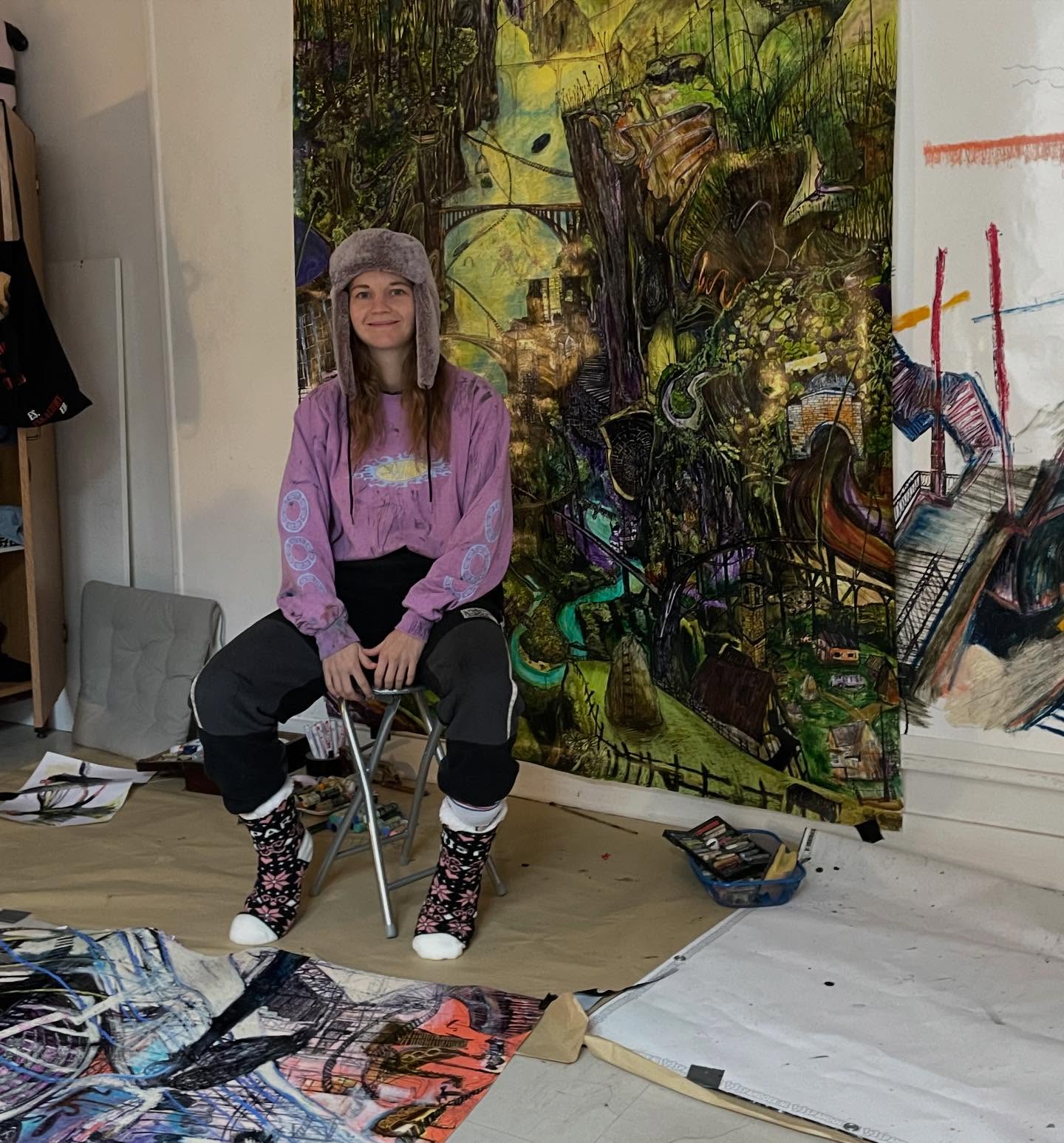 Zur Zeit arbeitet @laramathildawerth als Van-Rinsum-Stipendiatin in dem kleinsten der drei Ateliers des @vddk1844 in der @citedesartsparis in Paris. Sie scheint sich wohlzufühlen. Wir freuen uns sehr, dass wir einmal im Jahr Absolvent*innen des @knstkdmdssldrf auf diese Weise unterstützen können. Paris ist ein phantastischer Ort, zum Arbeiten, Recherchieren, für die Kunst und Inspiration, um andere Künstler*innen zu treffen und sich auszutauschen.