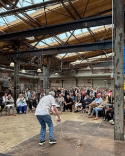 Heute ist Staffelübergabe in Chemnitz: Die Kulturhauptstadt 2025 gibt den Stab weiter an Oulu und Trenčín. Ein Jahr „C the Unseen“ geht zu Ende.
Wir waren dabei – mit STADT AM FLUSS – STADT IM FLUSS.

Zwei Partnerstädte, zwei Flüsse, eine Frage: Was bedeutet Transformation? Zehn Künstler*innen aus Düsseldorf und Chemnitz haben darüber gearbeitet – über Migration, urbanen Wandel, darüber, was im Fluss der Zeit passiert.

📍 Vier Stationen: 
Tankstelle Projektraum Chemnitz (Juli/Aug) 
Johanna-Ey-Foundation Düsseldorf (Aug) 
Garagen Campus Chemnitz (Juli /Aug) 
Werft77 Düsseldorf (Sept/Okt)

An der Werft wurde es nochmal komplett: Installation, Skulptur, Video – plus vier Wochenenden Programm von literarischen Lesungen über elektronische Musik bis zu Tanz-Performances.

Danke an alle Beteiligten aus beiden Städten, an die Förderer, an die Tankstelle Projektraum, an die Besucher, an die Kulturhauptstadt – und an alle aus dem VDDK, die dieses Projekt unterstützt haben.

Mit Arbeiten von: @gisela.happe @tillhausmann @tankstelleprojektraum Hanne Horn @elkehopfe @kavonko @carolin_israel @dirk_kruell Rolf Lieberknecht @edithoellers @fzitzmann Uwe Priefert

Ein besonderes Jahr.

#StadtAmFluss #Chemnitz2025 #VDDK1844 #Werft77 #CTheUnseen #KulturhauptstadtEuropas