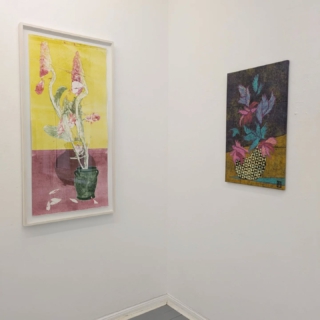 ✨EINLADUNG ZUR FINISSAGE ✨

FALSCHER SCHATTEN

@susannevonbuelow 
@inessaemmer 

Finissage 21.12.2025  @vddk1844 
15-18 Uhr

Wir freuen uns auf euch!

Susanne von Bülows Material- und Tiefdrucke bilden das Abgebildete in Teilen durch sich selbst ab und komponieren reale Anteile und echte Dokumente einer pflanzlichen Wirklichkeit mit fiktionalen Konstrukten zu einem monotypischen Meeting künstlicher und natürlicher Formen.

Inessa Emmer entwickelt in ihren Holzschnitten Formen, die sich jeder festen Deutung entziehen und zugleich Erinnerungen an Vertrautes wachrufen. Zwischen Abstraktion und Andeutung öffnen sie Räume für Assoziationen, die aus den Tiefen unseres Bildgedächtnisses auftauchen.

@ruppe3290
#woodcut #woodprint #inessaemmer #holzschnitt #hochdruck #printmaking #printmakingart #contemporaryartist #contemporaryprintmaking #concrete #colorpencildrawing #contemporaryfigurativeart #contemporarypainting #contemporaryart #installation #ausstellung #drawing #susannevonbuelow #kunstausstellung #xylography #xylografia #xylographie #exhibition #artcolector #art #artoninstagram #sculpture #ceramis #painting #pastel