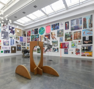 ein weiterer Rückblick auf 2025:
Ausstellung in der @kunsthalleduesseldorf 

... und wir fangen gerade erst an
Künstlerinnen und Künstler des VdDK 1844
15.3. – 25.5.2025

Der Verein der Düsseldorfer Künstler zur gegenseitigen Unterstützung und Hilfe (gegründet 1844) ist einer der ältesten noch aktiven Künstler*innenvereine Deutschlands. Im Gegensatz zu Kunstvereinen, die sich auf die Vermittlung und Präsentation zeitgenössischer Kunst für ein breites Publikum konzentrieren, sind Künstler*innenvereine Zusammenschlüsse von Kunstproduzierenden selbst.

Seit der Gründung steht der VdDK für Solidarität, Kooperation und das Prinzip des Selber-Machens – Werte, die bis heute die zentralen Antriebsquellen der Künstler*innen sind. Mit seiner reichen Tradition, die tief in die Stadtgesellschaft hineinwirkt, zählt der VdDK derzeit 300 Mitglieder, von denen 224 einen Beitrag zur Ausstellung eingereicht haben. Der Verein bietet seinen Mitgliedern nicht nur ein starkes Netzwerk, sondern engagiert sich auch aktiv für bessere Konzepte in der ästhetischen Bildung, die soziale Absicherung von Künstler*innen sowie die Förderung von Ateliers und die Einrichtung eines Werkkunsthauses in Düsseldorf.

Die Ausstellung war kein nostalgischer Rückblick auf 181 Jahre Vereinsgeschichte, sondern eine lebendige Momentaufnahme des aktuellen Schaffens der Mitglieder. Rund 250 Werke aus Malerei, Grafik, Bildhauerei, Fotografie und Medienkunst laden dazu ein, die umfassende Kunstproduktion des VdDK zu entdecken.

Mit dieser Ausstellung wird die enge Verbindung des VdDK zur Kunstlandschaft der Stadt Düsseldorf unterstrichen. Sie gibt nicht nur einen Einblick in die Geschichte und Arbeit des Vereins, sondern zeigt auch die beeindruckende Vielseitigkeit und lebendige Dynamik eines der ältesten Künstler*innenvereine Deutschlands – ein Ort der Begegnung, des Austauschs und der gemeinsamen künstlerischen Weiterentwicklung. (Alle Fotos : Melanie Zanin)