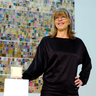 ✨ VORSTELLUNG UNSERER MITGLIEDER ✨

SUSANNE MÜLLER-KÖLMEL
@susanne_mueller_koelmel_art
www.smk-art.de

Künstlerinnenstatement: 

Ich entwickle die Konzepte für meine künstlerische Arbeit aus Erinnerungen und Lebenserkundungen, die durch aktuelle private und gesellschaftliche Ereignisse in der Welt hervorgerufen werden. Beispielhaft dafür steht das 2010 begonnene Memorial Book Projekt (*2010 ff.), das ich täglich konsequent bis heute fortsetze.  Im gestalterischen Prozess versuche ich die Welt zu begreifen. Dabei interessiert mich die Wahrnehmung des Alltäglichen und wie sie sich durch den künstlerischen Akt (Malerei, Zeichnung, Fotografie) neu erschließt. In Ausstellungskontexten konfrontiere ich Werkreihen miteinander und lote gerne die Grenzen der klassischen Malerei aus.   

Text zum „Memorial Book Projekt“:  

Die Fülle des Dargestellten irritiert das Sehen. Vollziehen wir aber einen Wechsel der Wahrnehmungs- und Verstehensperspektive im Horizont eines gegebenen Versprechens, wie es sich die Künstlerin beim jährlichen Falten des Leporellos gibt, werden auch für den Betrachter die Tagesbilder zu Halte-Punkten, bei denen man verweilt, denn ein Versprechen ist ein Zeichen von Ruhe und eine Quelle des Vertrauens auf Verlässlichkeit. Ein Versprechen abzugeben ist eine erfahrbare Möglichkeit, auf uns Zukommendes verlässlich zu gestalten. Dr. Uta D. Rose, freie Philosophin, *1946 Düsseldorf – †2022 Solingen 

@vddk1844 #malerei #exhibition #art #kunst #painting