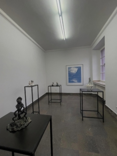 Ab heute im Stadtmuseum Düsseldorf : 2026 startet mit der Ausstellung »Open Source, der Beginn einer Recherche« das Kooperationsprojekt »Artists in Residence – Künstlerische Forschung im Stadtmuseum«, eine Initiative des VdDK*1844 und dem Stadtmuseum Düsseldorf. Im Rahmen des Projekts erhalten 13 Künstler:innen die Gelegenheit, sich mit den Beständen des Stadtmuseums auseinanderzusetzen: Sie forschen in den Archiven, arbeiten mit den Sammlungen und tauschen sich mit den Mitarbeiter:innen des Museums aus. Beteiligt sind Frauke Berg, Anna-Maria Bogner, Johannes Döring, Gabriele Horndasch, Tino Kukulies, Andreas Langfeld, Stefan Lausch, Robin Merkisch, Neringa Naujokaite, Anys Reimann, Josef Schulz, Oliver Sieber & Katja Stuke – eine Gruppe von Künstler:innen, die mit unterschiedlichen Medien, Materialien und künstlerischen Ansätzen arbeiten. Ihre vielfältigen thematischen Schwerpunkte versprechen individuelle Perspektiven auf die Archive. Im März 2026 eröffnet nun mit Open Source die erste Ausstellung, in der sich alle Künstler:innen und ihre Projektideen vorstellen. Bis Ende des Jahres haben sie die Möglichkeit, ein Vorhaben umzusetzen. Anfang 2027 folgt eine weitere Ausstellung, die Ergebnisse präsentiert. Das Projekt wird gefördert von der Sparkassen-Kulturstiftung Rheinland.