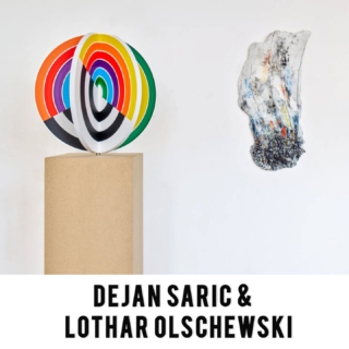 ✨ Herzliche Einladung zur nächsten Ausstellung ✨

Dejan Saric & Lothar Olschewski 
Objekte

@dejansaric_studio & @l.olschewski51 

Eröffnung: Freitag, 8. Mai 2026, 19 Uhr 
Begrüßung: Sigrid Redhardt 
Laufzeit: 8. 5. 2026 - 25.5.2026 
Finissage: 25. 5. 2026 
Wo: SITTart Raum für Kunst Sittarder Str. 5 40477 Düsseldorf @vddk1844
Öffnungszeiten: Fr./Sa. 15 - 18 Uhr, So. 14 - 18 Uhr

Was ist ein Objekt? Ein Ding unter Dingen? Ein Stück Materie im Raum? Oder womöglich ein Gegenüber, das uns ansieht, bevor wir es ansehen? Die Ausstellung versammelt Arbeiten zu einer Begegnung, in der das Objekt seinen stillen Gehorsam aufkündigt. Hier wird nichts einfach ausgestellt. Hier tritt etwas auf. Form wird zum Ereignis, Fläche zum Widerstand, Material zum Gedächtnis, Bewegung zur Denkfigur.

Gerade in der Differenz der beiden Positionen entsteht ihre produktive Nähe. Sarić führt vor, dass Form nie nur Form ist, sondern eine organisierte Irritation der Wahrnehmung. Olschewski zeigt, dass Material nie nur Stoff ist, sondern gespeicherte Entscheidung, 
sedimentierte Geste, aufgerissene Möglichkeit. Die Objekte illustrieren nichts. Sie erklären nichts. Sie bestehen. Und gerade darin eröffnen sie eine andere Erfahrung: dass Kunst dort beginnt, wo Materie aufhört, bloß Material zu sein.…

Gefördert von der Stadtsparkasse Düsseldorf @sparkasseduesseldorf

#objekt #skulptur #object #art #artexhibition