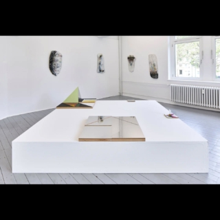🟧 Einladung zur Finissage 🟪

Dejan Saric & Lothar Olschewski 
Objekte
@dejansaric_studio & @l.olschewski51 

Finissage: 25. 5. 2026
Laufzeit: 8. 5. 2026 - 25.5.2026
Wo: SIT Tart Raum für Kunst 
Sittarder Str. 5 40477 Düsseldorf @vddk1844 Öffnungszeiten: Fr./Sa. 15- 18 Uhr, So. 14 - 18 Uhr

Bei Dejan Sarić scheint die Form zunächst von einer großen Klarheit beherrscht: gesetzt, reduziert, entschieden. Doch diese Ordnung ist keine Beruhigung, sondern eine Versuchsanordnung. Farbe, Linie, Volumen, Licht und Bewegung geraten in ein präzises 
Spannungsverhältnis. Seine Arbeiten vermessen den Raum nicht, sie aktivieren ihn. Der Raum ist nicht länger Behälter der Kunst, sondern ihr Mitspieler. Was fest erscheint, gerät in Schwingung; was eindeutig scheint, beginnt zu kippen. Der Blick wird nicht geführt, sondern in Arbeit gesetzt.

Lothar Olschewski geht vom Material aus — oder genauer: von dem, was Material alles werden kann, wenn man es nicht nur behandelt, sondern befragt. Seine Wandobjekte 
wirken wie Ablagerungen von Zeit, wie gehärtete Prozesse, wie Oberflächen, in denen Eingriff und Wachstum, Verletzung und Formfindung ununterscheidbar geworden sind. Pigmente, Ritzungen, Faltungen, Schichtungen: Das ist nicht bloß Technik, sondern ein Vokabular der Verwandlung.

#objekte #objects #art #contemporaryartist #duesseldorf