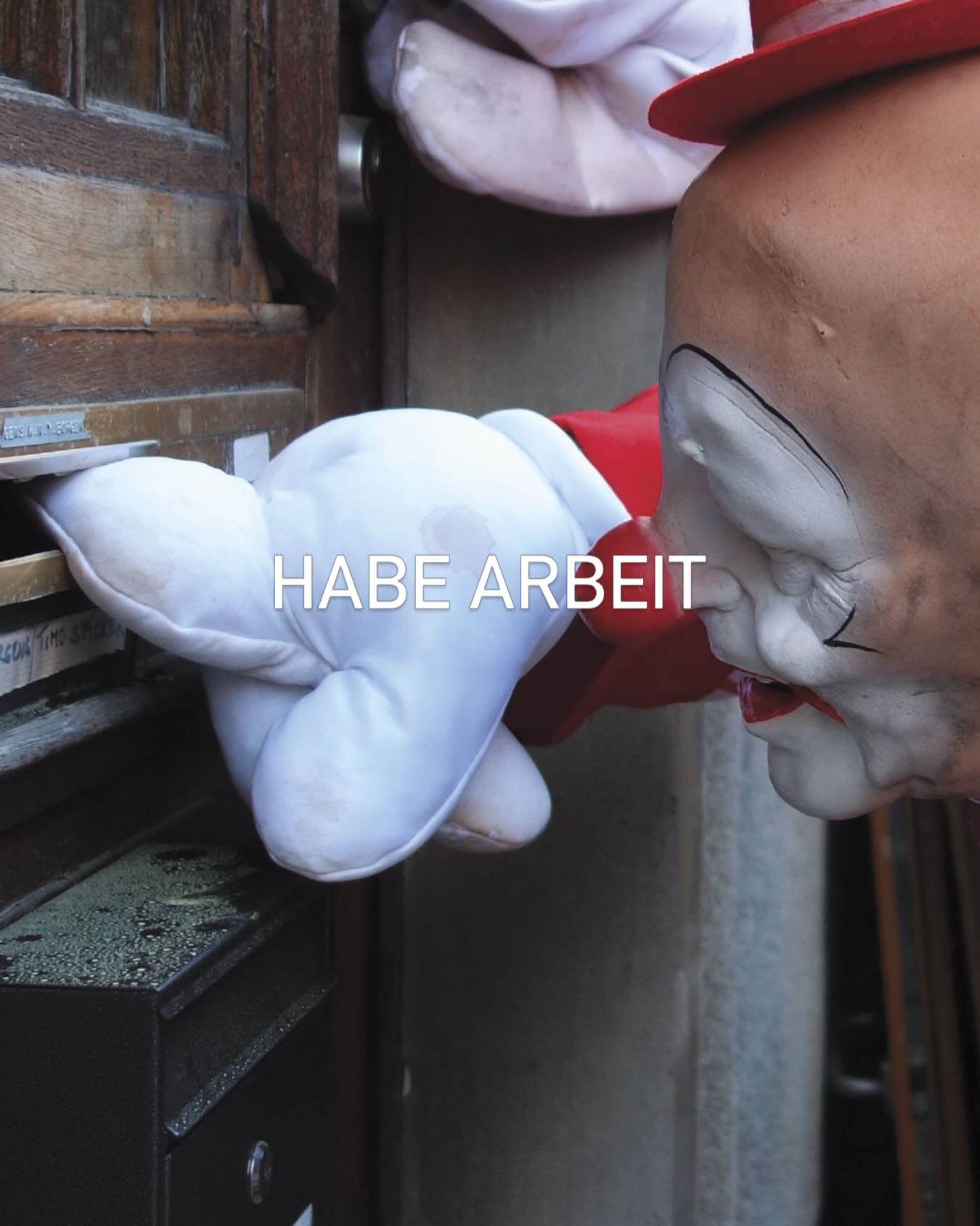 Der SITTart Raum für Kunst lädt zur Veranstaltung ein:
SOLL : HABE ARBEIT II
Sven Vieweg & Laas Abendroth
Wo: SITTart Raum für Kunst im VdDK*1844
Beginn: Donnerstag, den 02.07.2026 von 14 - 18 Uhr
Arbeit: Fr. 03.07. + Sa. 04.07.2026 von 14 - 18 Uhr
Finale: So. 05.07.2026 von 14 - 18 Uhr
Mit Habe Arbeit II beginnt der VdDK*1844 eine neue Veranstaltungsreihe, die neben den regulären Ausstellungen ab jetzt im SITTart Raum für Kunst stattfinden soll. In unregelmäßigen Abständen verwandelt sich der Raum so in einen Ort des Austauschs, des Experiments und der Kooperationen.
Die Edition Habe Arbeit I von @sven_vieweg und @laas_abendroth (2001) findet ihre Fortsetzung. In einer Zeit, in der das Thema Arbeit medial allgegenwärtig ist, nehmen die beiden Künstler dies zum Anlass, ihre damals entwickelten Positionen neu zu betrachten – nicht nur in Bezug auf aktuelle Debatten, sondern auch als Reflexion der eigenen künstlerischen Haltung und daraus ein neues Werk entstehen zu lassen.
Wie bereits in der ersten Ausgabe verbinden Abendroth/Vieweg inhaltliche Text- und Bildinformationen mit Klang. Im Mittelpunkt steht die Frage, wie sich die ursprünglichen Positionen verändert haben – und was dies über uns als Künstler*innen aussagt. Eine Gegenüberstellung der Ergebnisse könnte den Abschluss des Projekts bilden.
Die äußere Form bleibt erst einmal offen: Sowohl die Bildträger als auch die akustischen Speichermedien entstehen im Rahmen eines Workshops, der Raum für Experiment und Entwicklung lässt.
Wir laden herzlich ein, den künstlerischen Prozess vom 2. bis 5. Juli 2026 im SITTart-Raum für Kunst mitzuverfolgen und mit den beiden Künstlern ins Gespräch zu kommen.
Besonders herzlich sind Sie zum Finale am Sonntag, 5. Juli 2026 zwischen 14 und 18 Uhr eingeladen.
Das Jahresprogramm SITTart Raum für Kunst wird durch die Kunst und Kulturstiftung der Stadtsparkasse Düsseldorf gefördert.