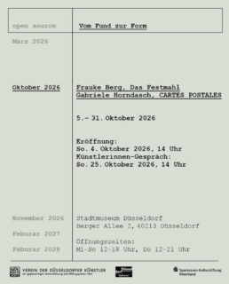 open source
Vom Fund zur Form
Seit März 2026 arbeiten Künstler*innen des VdDK*1844 in den Depots und mit den Sammlungen des Stadtmuseums Düsseldorf, um ein künstlerisches Vorhaben zu realisieren. In den kommenden Monaten werden in ausgewählten Projekträumen des Museums Ausstellungen erste Ergebnisse gezeigt werden. Dabei kann es sich um abgeschlossene Arbeiten oder auch um Prozess-Skizzen handeln.
Frauke Berg, Das Festmahl
Gabriele Horndasch, CARTES POSTALES
5.- 31. Oktober 2026
Eröffnung: So. 4. Oktober 2026, 14 Uhr
Künstlerinnen-Gespräch: So. 25. Oktober 2026, 14 Uhr Stadtmuseum Düsseldorf
Berger Allee 2, 40213 Düsseldorf
Öffnungszeiten:
Mi–So 12-18 Uhr, Do 12-21 Uhr
Die Reihe open source, artists in residence wird unterstützt durch die Sparkassen Kulturstiftung Rheinland @sks_rheinland
Abb.: Frauke Berg, verstopft/ erdrosselt/ geköpft, 2026 Gabriele Horndasch, CARTES POSTALES - WWI - WWII und PinUps
@hallraum @gabrielehorndasch @stadtmuseumduesseldorf