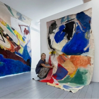 ✨Herzliche Einladung zur nächsten Ausstellung ✨

LUFT HOLEN
Olivia Mai
Absolventin der Kunstakademie Düsseldorf 2026
@oliviamai_a

SITTart Raum im vddk1844 @vddk1844
Eröffnung: Freitag, den 02.10.2026 um 19 Uhr
Begrüßung: Katharina Wettwer, Geschäftsführerin der Kunst- und Kulturstiftung Düsseldorf
Einführung: Bianca Grüger und Birgitta Thaysen
Laufzeit: 03. - 18.10.2026
Öffnungszeiten: Sa. & So. 15 – 18 Uhr und nach Vereinbarung

Olivia Mai (geb. 1998) schloss ihr Studium der Malerei im Juli 2026 bei Katharina Wulff an der Kunstakademie Düsseldorf sowie ihr Masterstudium der Geschichtswissenschaften an der Uni Duisburg–Essen ab. Sie wurde 2020 von Siegfried Anzinger zur Meisterschülerin ernannt.
Inspiriert von verwitterten und restaurierten Fresken beschäftigt sich Olivia Mai mit dem Spannungsfeld zwischen Erhalten und Verschwinden sowie mit der Überlagerung verschiedener Farbschichten.
Ein zentrales Interesse der künstlerischen Praxis gilt dabei dem Material. Ungespannte Baumwollstoffe werden sowohl am Boden als auch an der Wand befestigt und während des Malens durch darunterliegende Objekte geformt. Die einzelnen Stoffbahnen werden gemeinsam bearbeitet und wachsen zunächst als zusammenhängendes Gefüge, das sich im Raum entwickelt. Falten, Materialspuren und Überlagerungen bleiben sichtbar und schreiben den Entstehungsprozess unmittelbar in die Arbeit ein.
Zwischen Ordnung und Chaos, Verdichtung und Offenheit entstehen Farbwelten der Bewegung.

Das Jahresprogramm SITTart Raum für Kunst wird durch die Kunst und Kulturstiftung der Stadtsparkasse Düsseldorf gefördert.

#artexhibition #painting #duesseldorf #art #contemporaryart