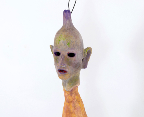 Jürgen Mester - OT gebrannter Ton, Modelliermasse, Draht, farbig gefasst - 110x18x24 cm - 2023-
