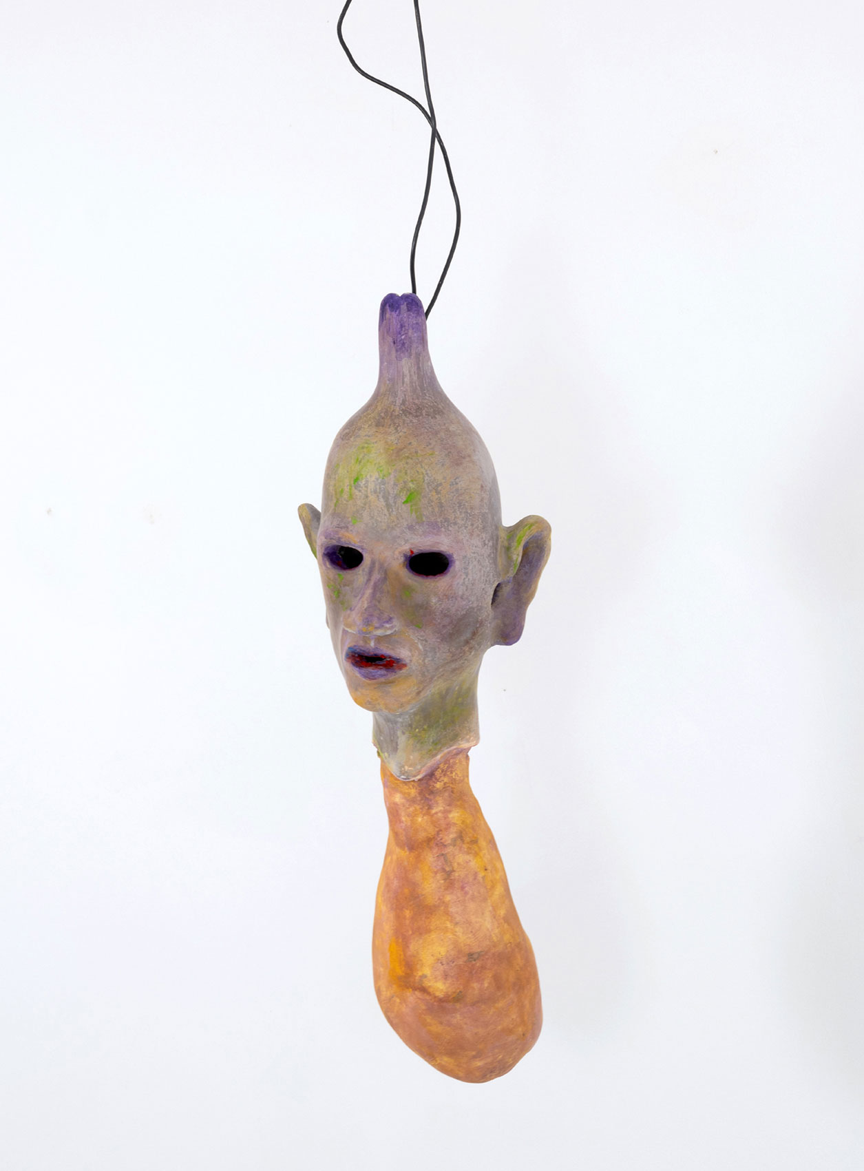 Jürgen Mester - OT gebrannter Ton, Modelliermasse, Draht, farbig gefasst - 110x18x24 cm - 2023-