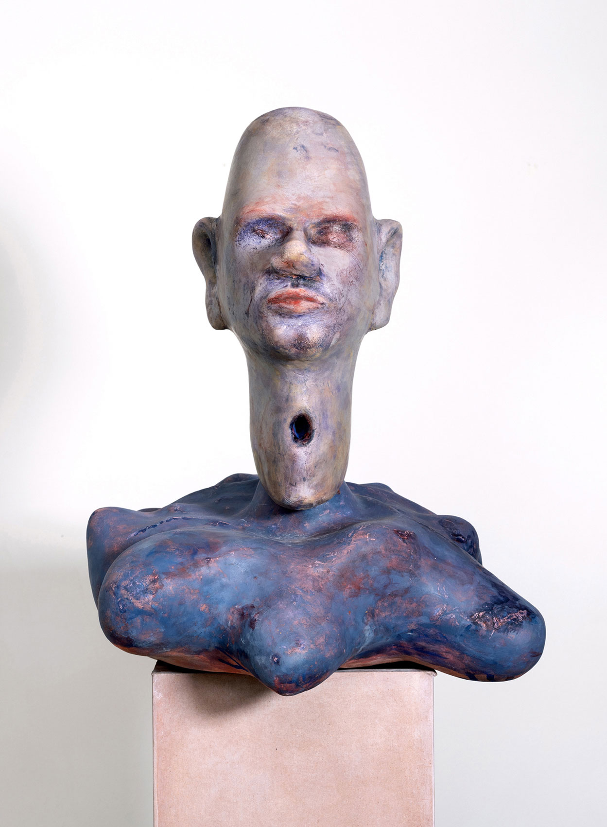 Jürgen Mester - OT - gebrannter Ton, Modelliermasse, MDF, farbig gefasst - 162x31x46 cm (Detail) - 2023