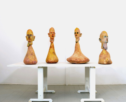 Jürgen Mester - Dolls - gebrannter Ton, Modelliermasse, MDF, Fichte, farbig gefasst - 128x190x76 cm - 2023