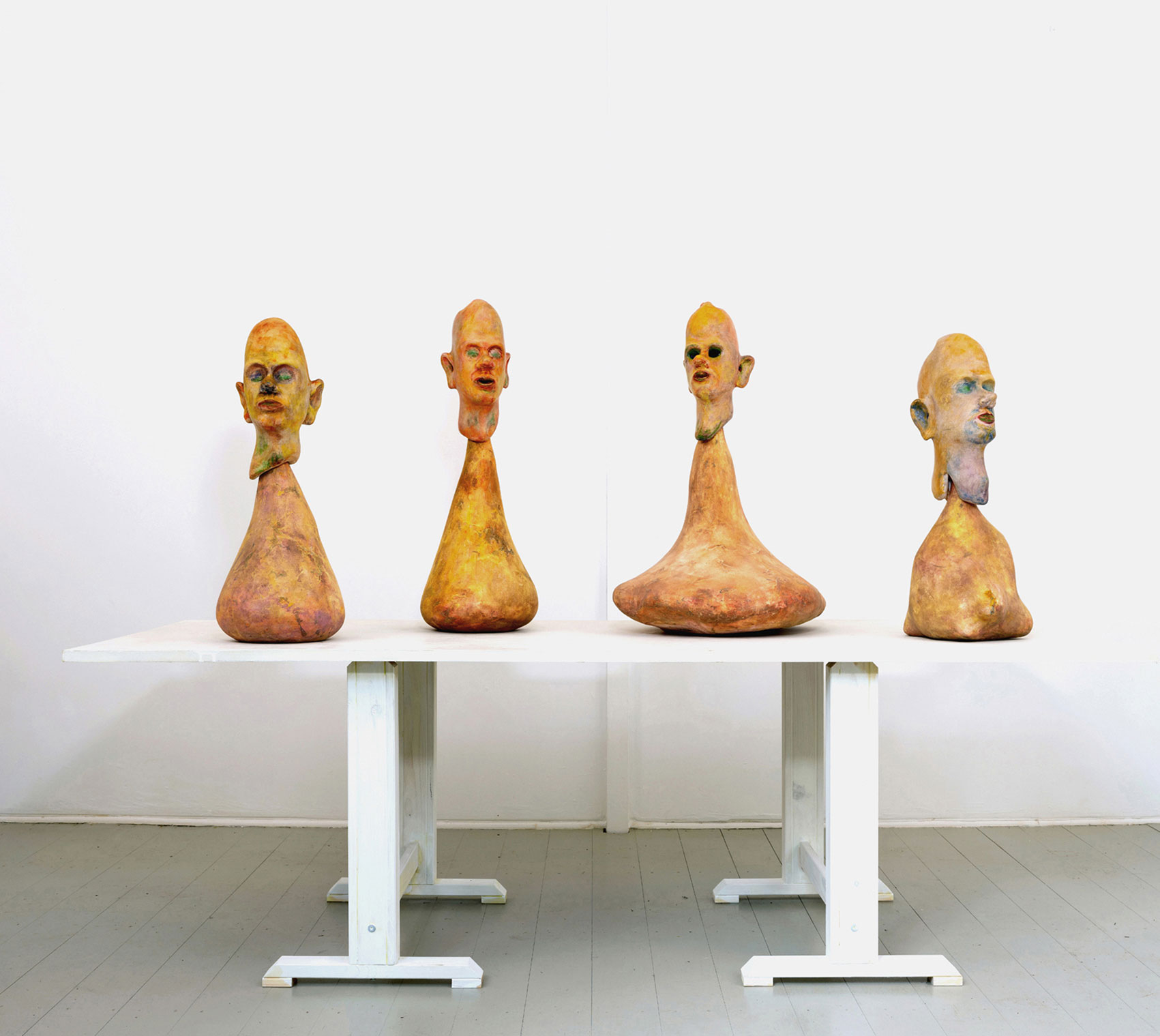 Jürgen Mester - Dolls - gebrannter Ton, Modelliermasse, MDF, Fichte, farbig gefasst - 128x190x76 cm - 2023
