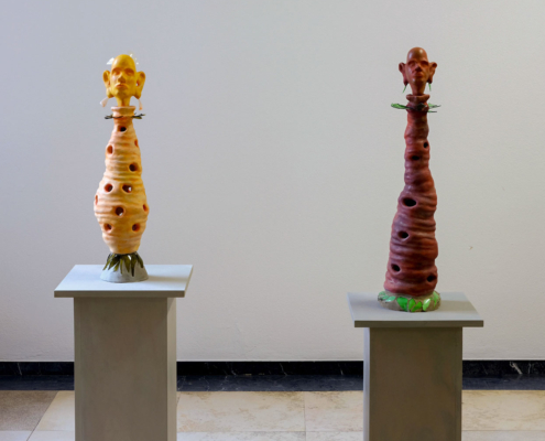 Jürgen Mester - Calendular und Hibiskus - gebrannter Ton, Modelliermasse, Glas, PET, MDF, farbig gefasst - je 145x40x40 cm - 2020