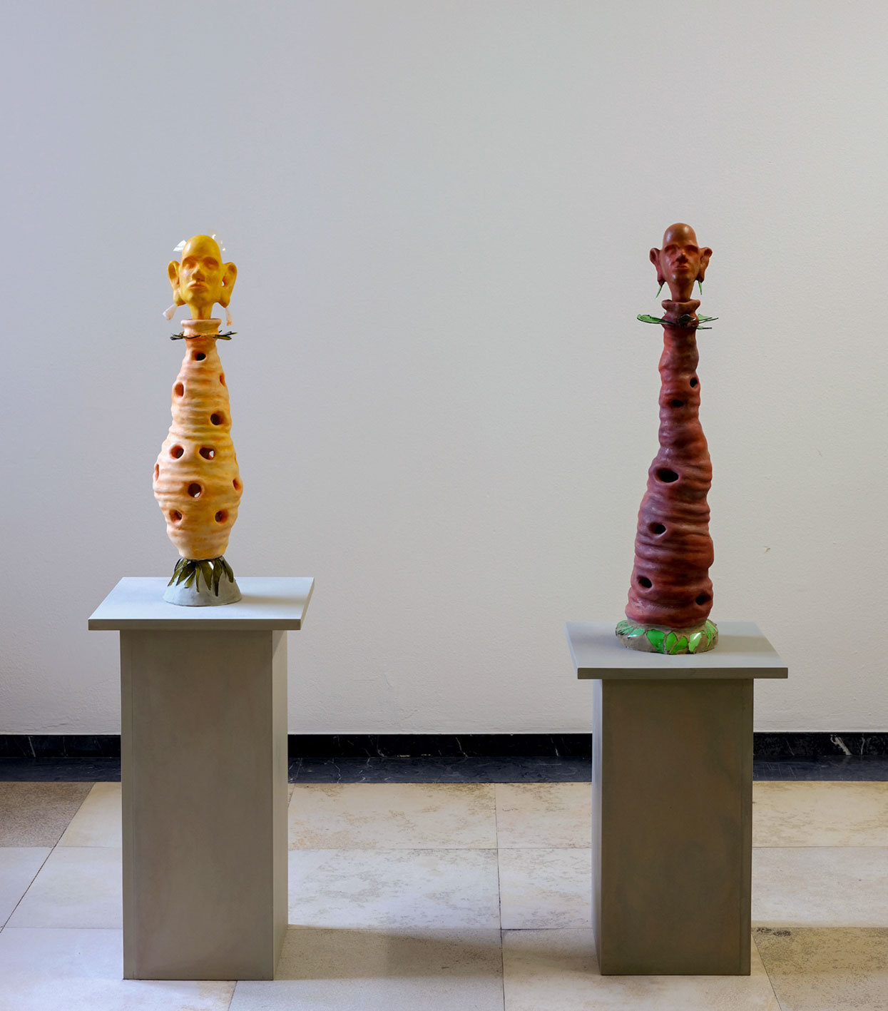 Jürgen Mester - Calendular und Hibiskus - gebrannter Ton, Modelliermasse, Glas, PET, MDF, farbig gefasst - je 145x40x40 cm - 2020